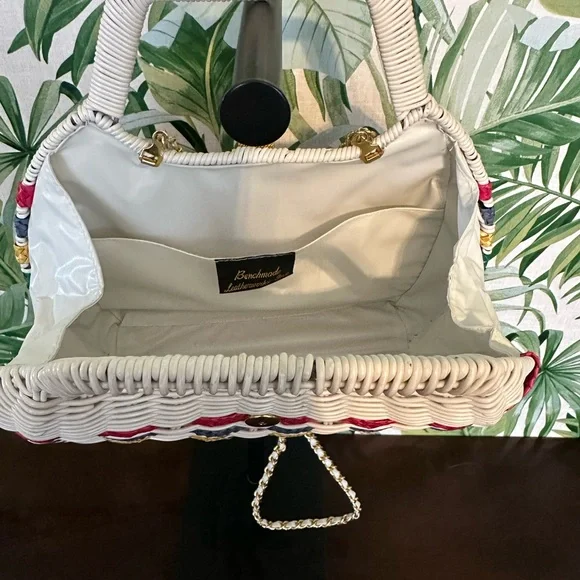 Vintage Wicker Clam Shell Style Purse - Picture 3 of 9